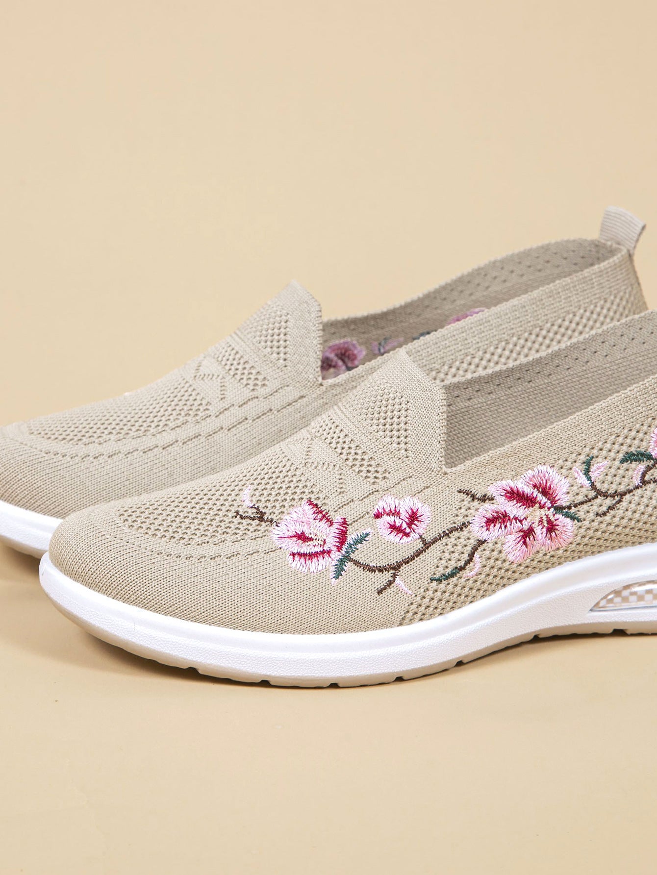 Women's Breathable Embroidery Soft Sole Shoes