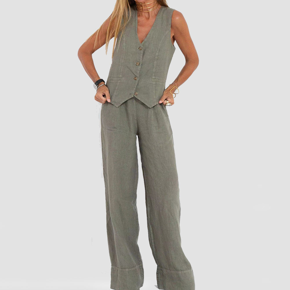 Somerbaadjie pas by 'n V-nek-ondermoulose top en los reguit broek