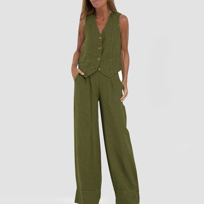 Somerbaadjie pas by 'n V-nek-ondermoulose top en los reguit broek