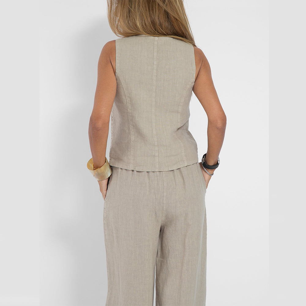 Somerbaadjie pas by 'n V-nek-ondermoulose top en los reguit broek