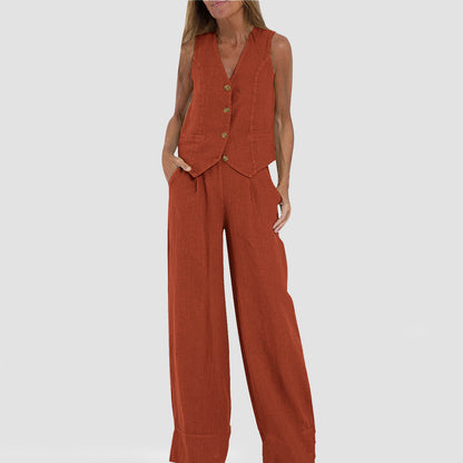 Somerbaadjie pas by 'n V-nek-ondermoulose top en los reguit broek