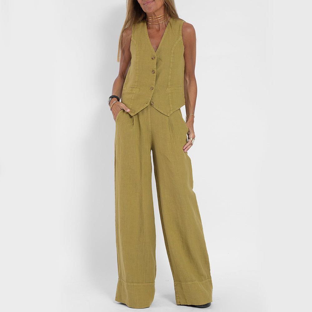 Somerbaadjie pas by 'n V-nek-ondermoulose top en los reguit broek