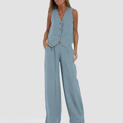 Somerbaadjie pas by 'n V-nek-ondermoulose top en los reguit broek