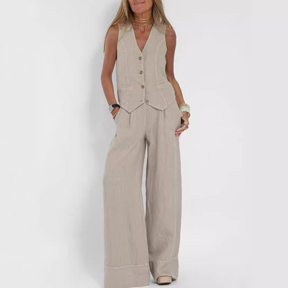 Somerbaadjie pas by 'n V-nek-ondermoulose top en los reguit broek