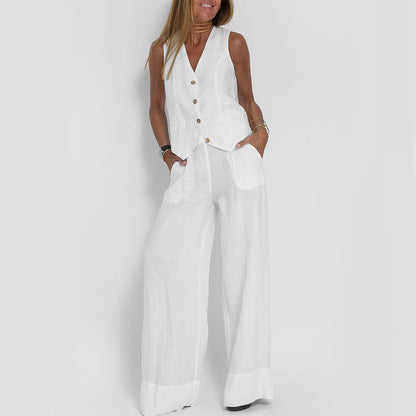 Somerbaadjie pas by 'n V-nek-ondermoulose top en los reguit broek